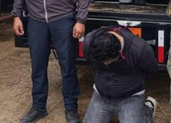 Fotografía que muestra al detenido frente a los tanques en los que transportaba el combustible.