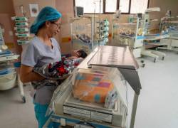 Personal de salud en área de neonatología
