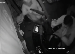 Captura del video de la cámara de seguridad del bus, cuando se registró el asalto.