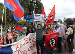 Plantón de movimientos y grupos sociales que apoyan el paro nacional convocado por la CONAIE, en los exteriores del Ministerio de Defensa Nacional. Foto: API / Rolando Enríquez.