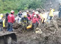 Desgarrador: Hallan abrazados a abuelo y nieto víctimas de deslizamiento en la vía Baños-Puyo