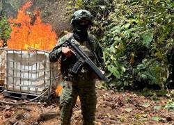 Las Fuerzas Armadas deshabilitaron las dos tarabitas y decomisaron 500 galones de combustible tipo diésel. Foto: Ejército ecuatoriano.