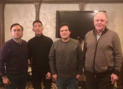 El cónsul Luis Narváez, los estudiantes Marun Aaron Barragán y David Arcos, y el cónsul honorario, Yuriy Ovcharenko.