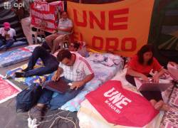 Docentes arrancan huelga de hambre para exigir equiparación salarial.
