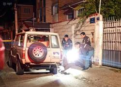Agentes policiales inspeccionando el Chevrolet Trooper en el que se registró la explosión, en el sector de Totoracocha al norte de Cuenca.