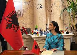 Dua Lipa durante el acto privado en donde el presidente de Albania, Bajram Begaj, le entrega su ciudadanía.