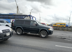 El cuerpo de la víctima quedó en el interior del vehículo sobre el Puente de la Unidad Nacional.
