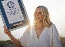 La surfista australiana Laura Enever domina la ola más alta.