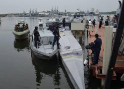 Los guardacostas atracaron el semisumergible en un muelle de la Base Naval Sur de Guayaquil. Es el primero en cinco años y se detuvo a cuatro personas.