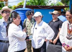 La vicepresidenta de la República, María José Pinto, tras su arribo a Taisha.