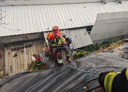Fotografía que muestra el arribo de las unidades de emergencia a la escena del accidente.