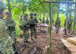 Durante un reconocimiento y vigilancia en la frontera norte, las Fuerzas Armadas localizaron una base abandonada con pertrechos presuntamente de Grupos Irregulares Armados de Colombia.