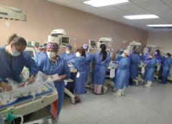 3 quirófanos y un equipo multidisciplinario conformado por 15 neonatólogos, 2 anestesiólogos, 4 ginecólogos y personal de enfermería atendieron el parto.