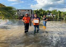 Despliegue de un equipo técnico brindando asistencia humanitaria en zonas de riesgo.