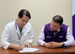 Nuevo gerente del Hospital del Niño, Luis Zavala (derecha), en el acto de posesión este 22 de mayo de 2026.