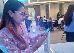 Una joven revisa las funciones de uno de los nuevos teléfonos plegables de Samsung.