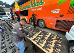 Hallan casi 300 armas y 11.850 municiones dentro de un bus en Napo con destino a Quito