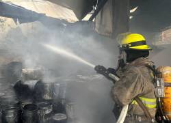 El incendio en la fábrica, ubicada en el 11,5 km vía a Daule, fue considerado de alarma 3 por el Cuerpo de Bomberos de Guayaquil.