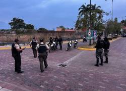 Fotografía que muestra a agentes asegurando la zona en donde ocurrió el ataque armado.