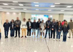 Fotografía que muestra a las cinco víctimas de trata junto a miembros de la Policía ecuatoriana.