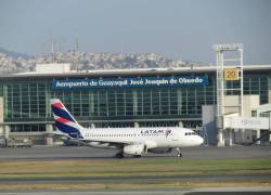 Aeropuerto de Guayaquil suspende operaciones por poca visibilidad
