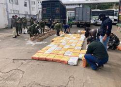 Fuerzas Armadas de Ecuador incautan 1,7 toneladas de cocaína en la frontera con Colombia