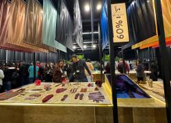 Asistentes a la feria Inspiramais, en Sao Paulo, analizan las exhibiciones de moda.