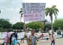 Un grupo de personas protesta en Ecuador en contra de la vacunación contra la covid-19.