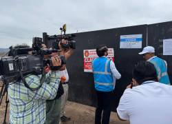 Fotografía que muestra a trabajadores de la Prefectura del Guayas clausurando el predio.