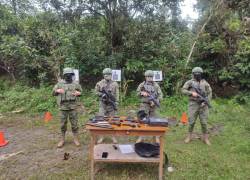 En un operativo, el Ejército ecuatoriano decomisó armamento que era utilizado en un polígono de tiro clandestino.