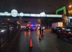 Fotografía que muestra a personal de tránsito controlando el tránsito por el tramo en el que se registró el hecho violento.