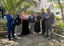 Fotografía que muestra a los seis asambleístas de Pachakutik expulsados