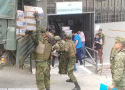Militares trasladando el material electoral.