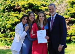 La heredera a la Corona de España culmina sus dos años de Bachillerato Internacional en el UWC Atlantic College con una ceremonia a la que han asistido los Reyes y la infanta Sofía.