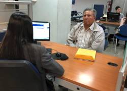 Adulto mayor en atención al cliente de agencia del SRI.