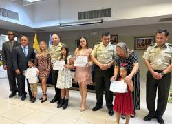 Fotografía compartida por la Policía Nacional en la que aparecen los niños beneficiarios de las becas.