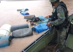 En el cantón Lago Agrio, las Fuerzas Armadas hallaron 13 tanques que contenían 715 litros de acetona, un líquido inflamable, que presumiblemente iba a ser utilizado para acciones ligadas al narcotráfico.