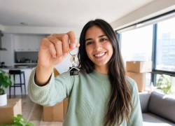 Fotografía referencial de una mujer con las llaves su vivienda recién adquiridad.