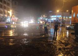 Fotografía de una amplia avenida en Loja, parcialmente anegada.