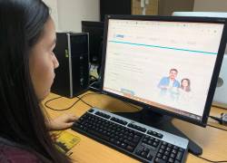 Imagen referencial de usuaria accediendo al portal web del IESS.