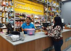 Una empleada de Almacenes Estuardo Sánchez atiende a una compradora.