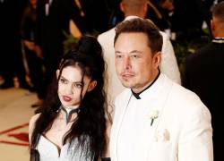 Fotografía de archivo del 7 de mayo de 2018 que muestra a Elon Musk (d) y la cantante Grimes durante la Met Gala 2018, en Nueva York (EE.UU.).