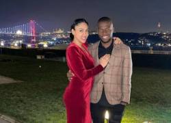 Enner Valencia, con su esposa Sharon Escobar, posando durante una celebración.