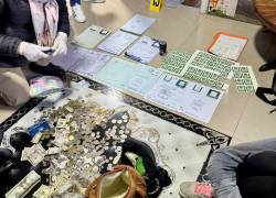 Entre los indicios recabados constan sustancias ilícitas, dinero y especies de la Agencia Nacional de Tránsito.