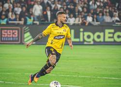 DarÍo Benedetto disputando el partido frente a Liga de Quito por LigaPro 2026.