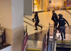 Captura de video que captó el ingreso de los uniformados al centro comercial.