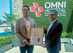 El CEO de Sicma Ecuador, Francisco Aguirre, entrega el certificado de rumbo a la carbono neutralidad a Mauricio Navia, gerente general de Omni Hospital.
