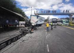 Fotografía que muestra al camión siniestrado junto a la parada de buses afectada.
