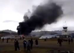 VIDEO: Cierran aeropuerto en Perú; manifestantes dañaron la pista de aterrizaje y retuvieron a unos 50 policías