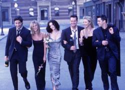 Una foto en la que se ve a pleno a los personajes de Friends, de izquierda a derecha los actores: David Schwimmer, Jennifer Aniston, Courtney Cox, Matthew Perry, Lisa Kudrow y Matt LeBlanc.